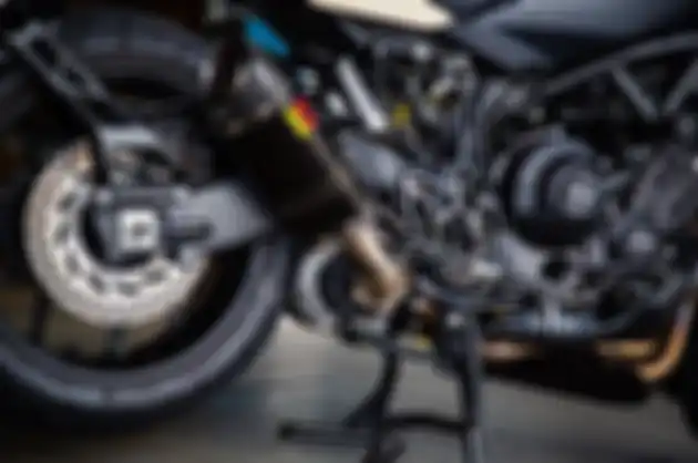 Turbo dari Garrett dan knalpot Akrapovic menunjang tenaga Niken ini