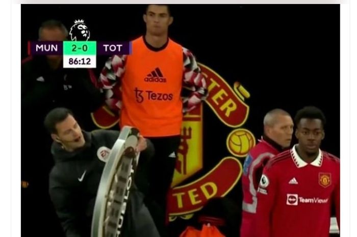 Ekspresi Cristiano Ronaldo (belakang) saat Anthony Elanga masuk ke lapangan dalam partai Liga Inggris Manchester United vs Tottenham di Old Trafford (19/10/2022).