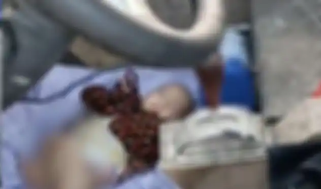 Video itu menunjukkan bayi perempuan berbaring di jaket di tempat yang kotor 