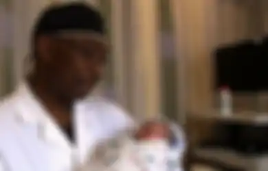 Dokter Ini Selalu Nyanyikan 'Selamat Ulang Tahun' Kepada 8.000 Bayi Baru Lahir, Kini Namanya Diperingati Setahun Sekali