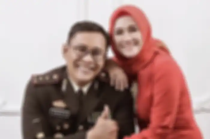 Foto istri Kapolres Tebing Tinggi pamer setumpuk uang di TikTok terlanjur viral, warga dibuat penasaran dengan gaji polisi. 