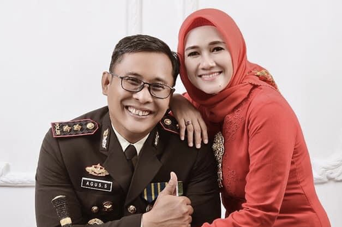 Foto istri Kapolres Tebing Tinggi pamer setumpuk uang di TikTok terlanjur viral, warga dibuat penasaran dengan gaji polisi. 