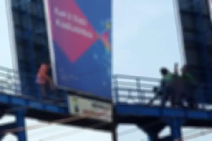 Seorang perempuan membuat geger karena nekat hendak mencoba bunuh diri dengan lompat dari Jempatan Penyeberangan Orang (JPO) Jalan Mayjend Soetoyo, Tegal Barat, Kota Tegal Rabu (19/12/2018) sore sekitar pukul 15.00 WIB. 