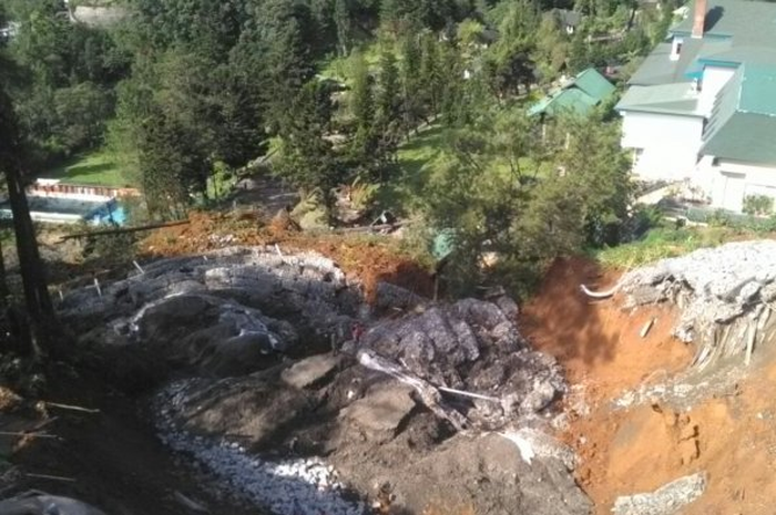 Longsor di puncak bikin jalan kembali di tutup