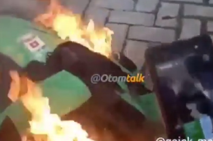 Demo driver ojol, bakar atribut di Medan, Sumut.