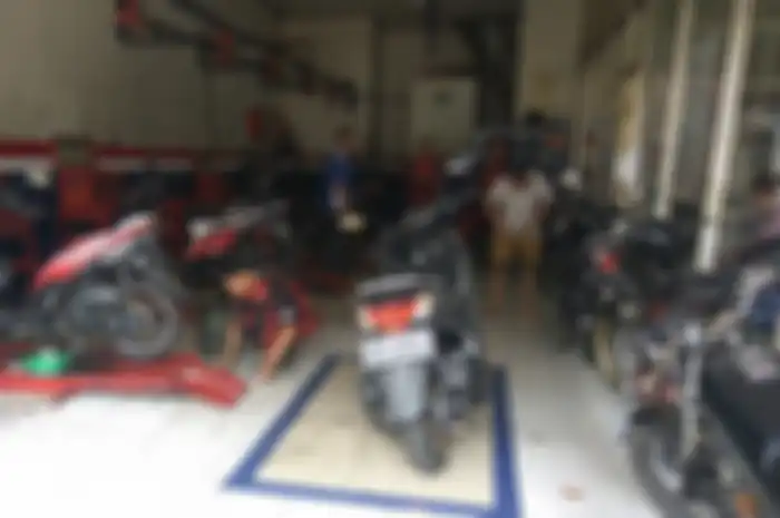 Servis mesin injeksi dilakukan untuk membersihkan kerak yang menupuk pada ruang bakar.