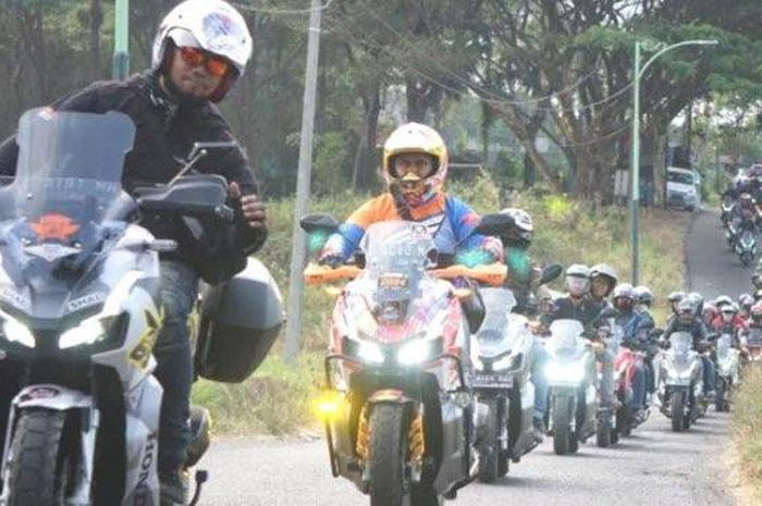 Ratusan bikers Honda ADV 150 dari Surabaya dan Malang touring perdana dan kumpul di Kaliandra Resort Prigen, Kabupaten Pasuruan.  