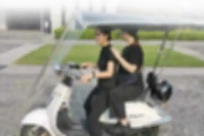 MotoSola startup asal negara Cina ini, membuat sebuah inovasi dengan menyematkan panel surya pada skuter listrik besutannya.