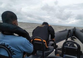 Kopaska TNI Evakuasi 2 Nelayan yang Mengapung di Laut Saat Sedang Sibuk Melakukan Pencarian Korban Pesawat Sriwijaya Air SJ-182