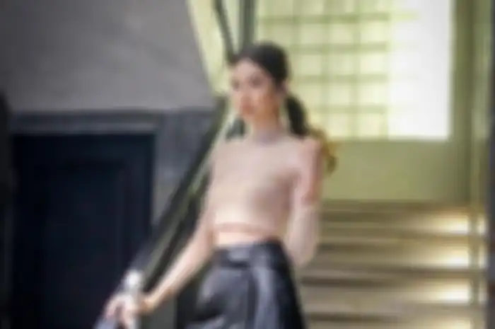 Gaya trendi Mikha Tambayong kenakan crop top