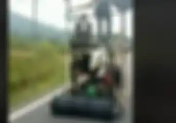 Bikin Geleng-Geleng, Vespa Ini di Modifikasi Bertingkat Layaknya Bus Double Decker