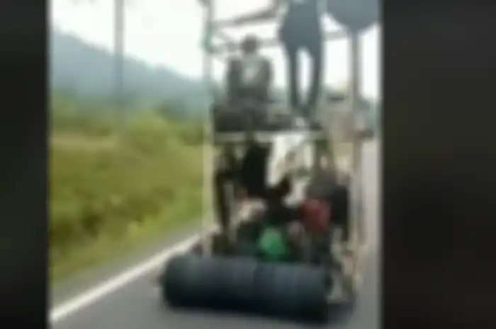 Vespa Gembel bertingkat layaknya Bus Double Decker, bikin heboh jalanan