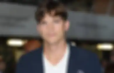 Ashton Kutcher Batal Pergi ke Luar Angkasa, Alasannya Bapak-bapak