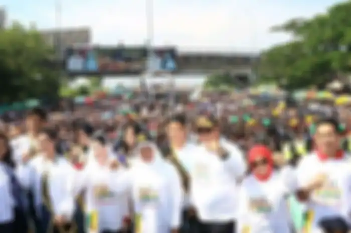Khofifah bersama Arumi Bachsin di acara Millennial Road Safety Festival  