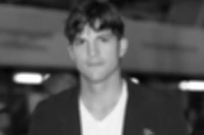 Ashton Kutcher Batal Pergi ke Luar Angkasa, Alasannya Bapak-bapak 