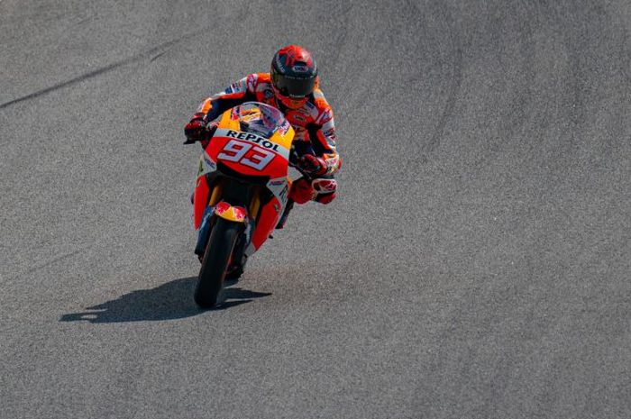 Pembalap Repsol Honda, Marc Marquez, ketika menjalani latihan di Sirkuit Catalunya, Barcelona, Spanyol, 16 April 2021.