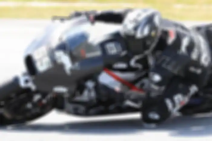 Hafizh Syahrin diatas motor balap MotoGP KTM