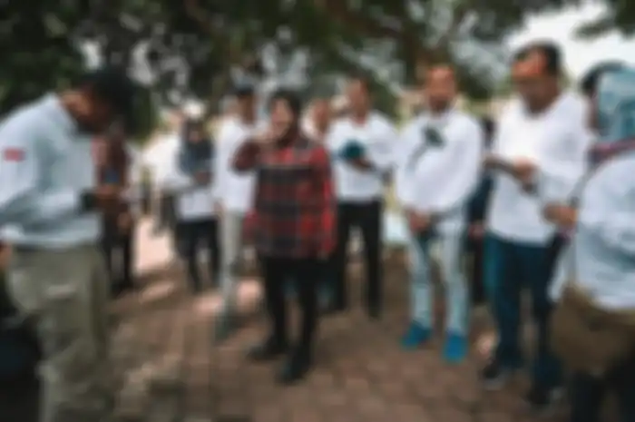 Ilustrasi Risma sedang memberikan pengarahan