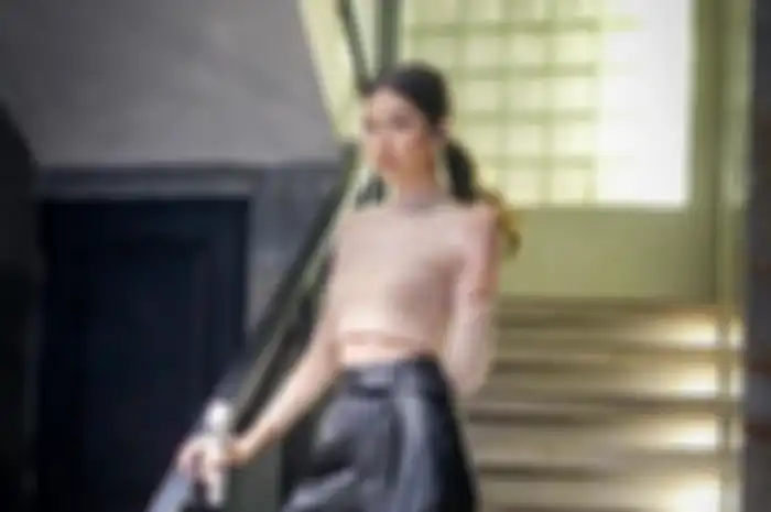 Gaya trendi Mikha Tambayong kenakan crop top