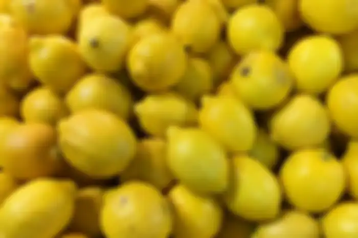 Satu buah lemon utuh menyediakan 45 mg vitamin C.