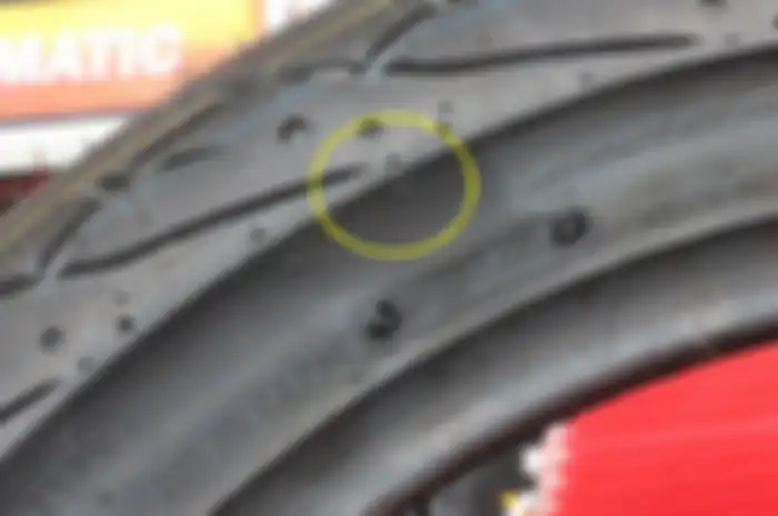 Ada kode tanda segitiga di dinding ban motor, brother harus tahu nih fungsi pentingnya.