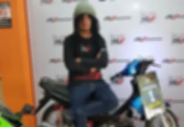 Maell Lee bersama Kodrat motor Suzuki Smash.