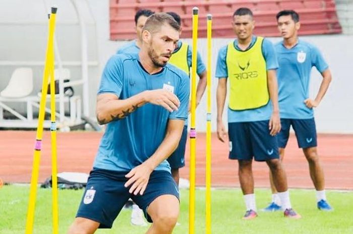 Bek asing PSIS Semarang, Wallace Costa, saat mengikuti latihan bersama skuat Mahesa Jenar.