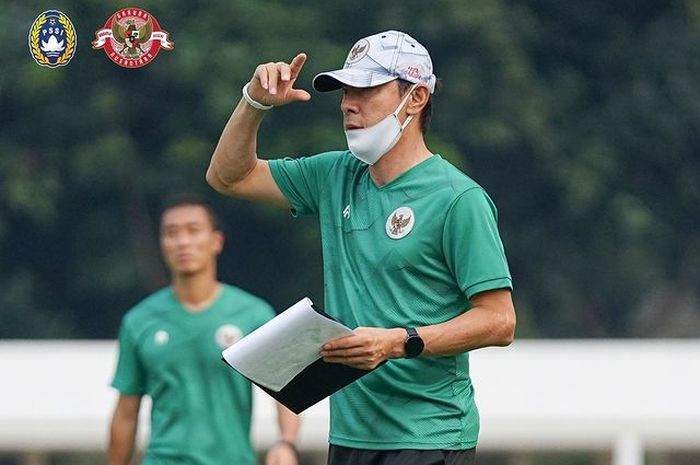 Pelatih timnas Indonesia, Shin Tae-yong, memimpin langsung latihan perdana jelang play-off Kualifikasi Piala Asia 2023.