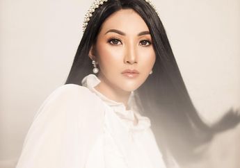 Biasa Terlihat Kalem, Sarwendah Tampil Bergaya Bold saat Pemotretan dengan Lipstik Hitam