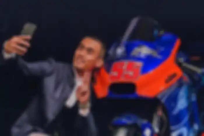 Hafizh Syahrin selfie depan motor MotoGP KTM