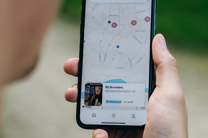 Ilustrasi penipuan online di platform Google Maps