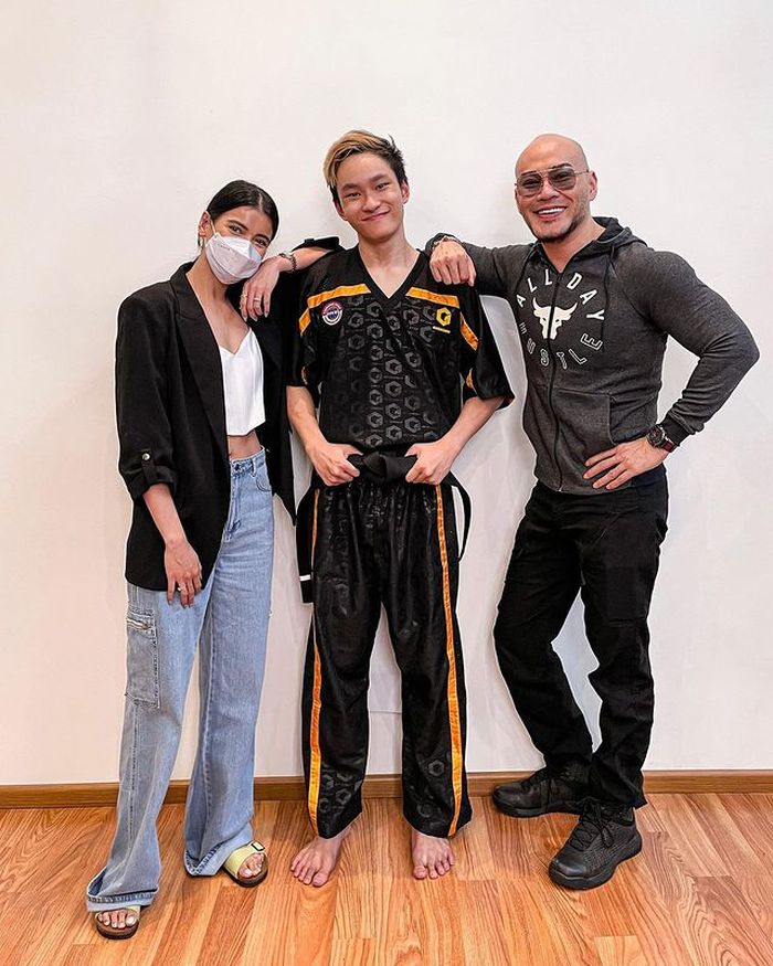 Sabrina menghadiri momen kelulusan sabuk hitam kick boxing Azka