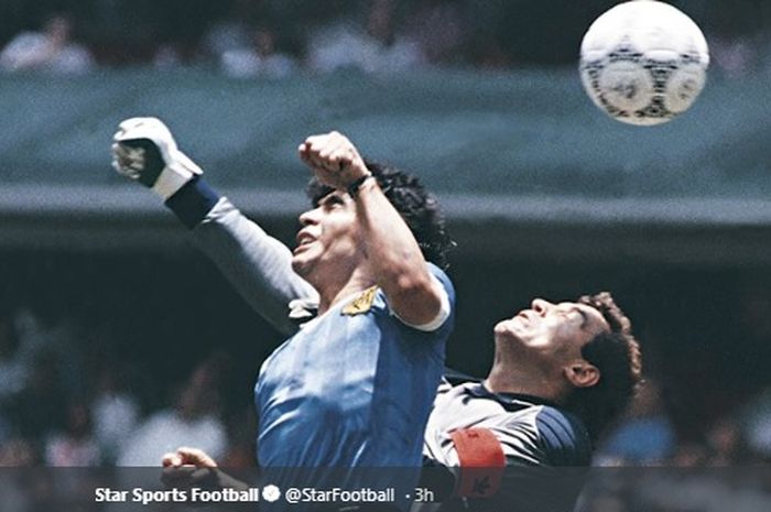 Striker timnas Argentina, Diego Maradona, berduel dengan kiper timnas Inggris, Peter Shilton pada Piala Dunia 1986 di Stadion Azteca, Meksiko.