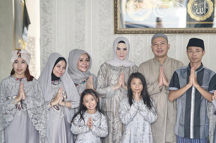 Keluarga Vicky Prasetyo bersama Angel Lelga