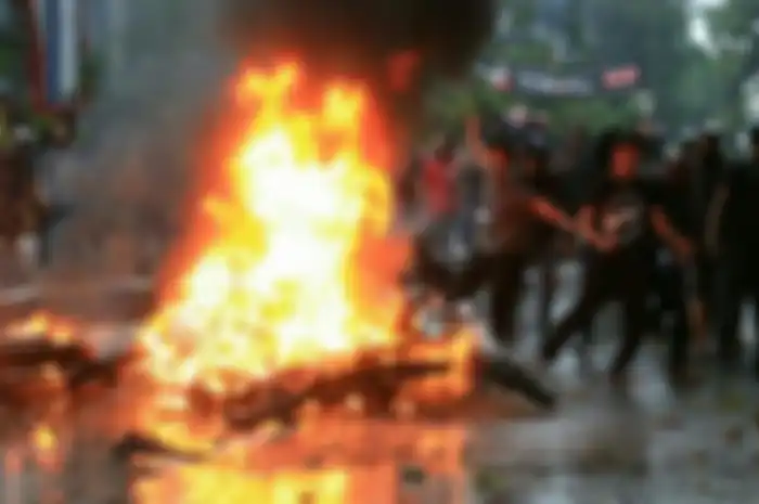 Ilustrasi motor dibakar warga