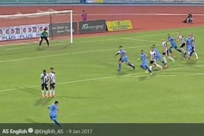 Gelandang Penang FA, Mohd Faiz Subri, mencetak gol ajaib dalam laga Liga Super Malaysia melawan Pahang FA, 16 Februari 2016.