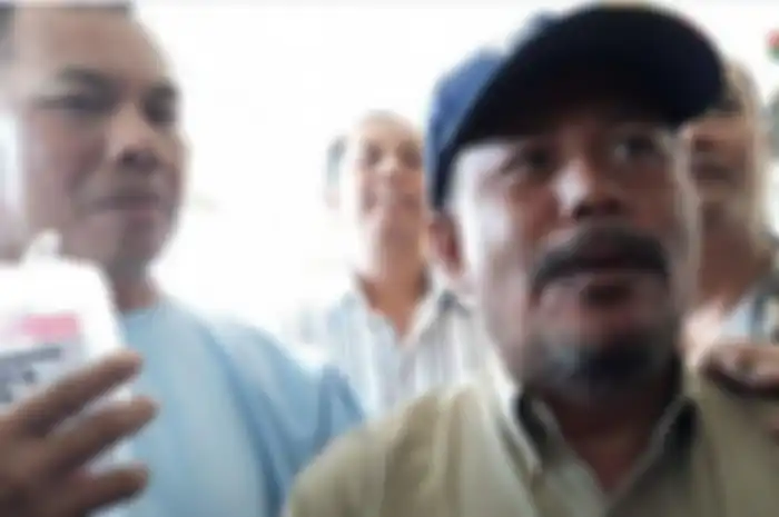 apolda Sumsel masih memegang infus merangkul ojol yang menyerempetnya.