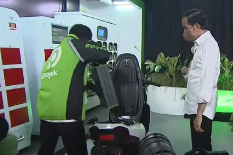 Driver Ojol Sekarang Enggak Repot Lagi Cari Orderan Pakai Motor Listrik 