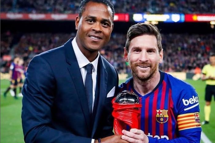 Patrick Kluivert menyampaikan selamat kepada juniornya, Lionel Messi, sebagai peraih Ballon d'Or 2023 saat memperkuat Barcelona. Kluivert kini resmi menjadi pelatih Timnas Indonesia.