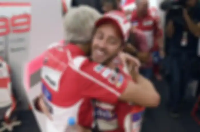 Gigi Dall'Igna memeluk Andrea Dovizioso menandai perpanjangan kontrak Desmodovi di Ducati hingga 202