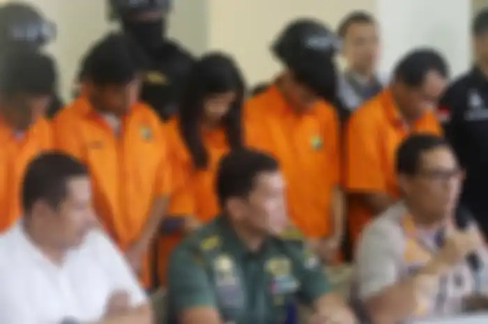 Kepala Penerangan Kodam Jaya Kolonel (Inf) Kristomei Sianturi, Kabid Humas Polda Metro Jaya Kombes Pol Argo Yuwono saat menggelar rilis tersangka kasus pengeroyokan anggota TNI di Polda Metro Jaya, Jakarta Selatan, Jumat (14/12/2018). Polisi berhasil mengungkapan kasus pengeroyokan anggota TNI di kawasan Ciracas dengan mengamankan lima orang tersangka dan sejumlah barang bukti.