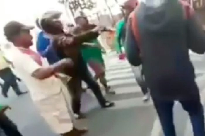 Bentrokan driver ojol dan tukang ojek pangkalan di stasiun Gondangdia.