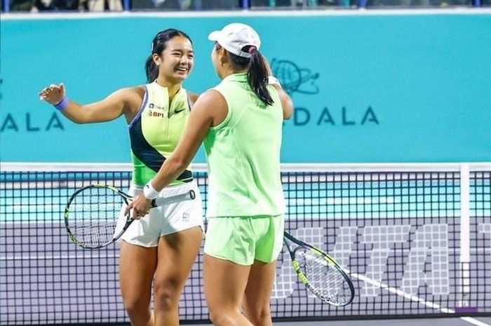 Petenis Indonesia, Janice Tjen dan Alexandra Eala (Filipina) merayakan kemenangan pada babak 16 besar ganda putri Abu Dhabi Open 2026, Selasa (3/2/2026)