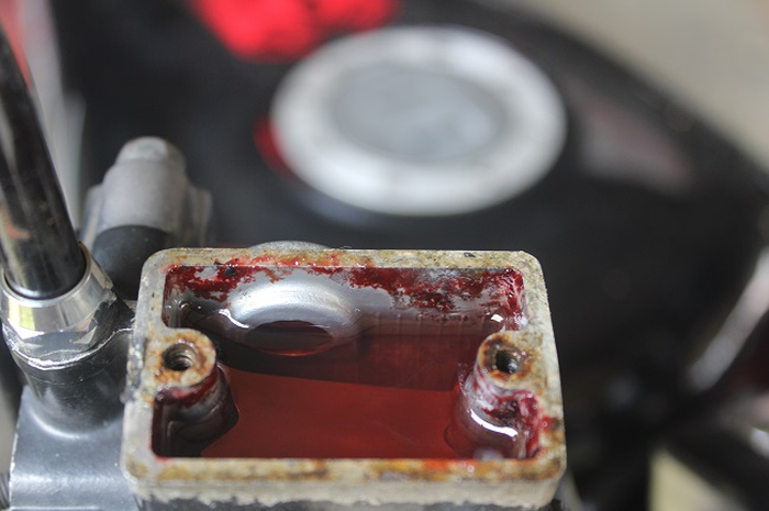 Yakin nih, minyak goreng yang biasa dijual di warung sembako bisa jadi pengganti minyak rem di motor?
