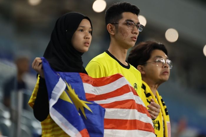 Suporter Timnas U-23 Malaysia sangat sedih menyaksikan timnya kembali kalah di Piala Asia U-23 2024, kali ini 1-2 dari Kuwait di Stadion Al Janoub, Al Wakrah, Qatar, Selasa (23/4/2024).