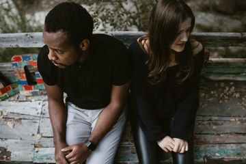 Mendapat mimpi bahwa pasangan Anda selingkuh adalah kejadian yang pasti akan merusak suasana hati Anda dan mungkin membuat Anda curiga terhadap pasangan Anda.