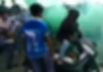Video Perayaan Kelulusan Sekolah Berujung Petaka, Nyeberang Gak Lihat Jalan Diseruduk Pemotor