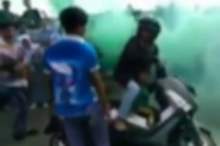 Nyeberang jalan sembarangan, siswa sekolah diseruduk pemotor.