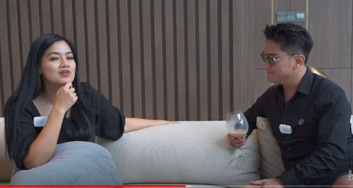 Boy William saat berbincang dengan Titi Kamal