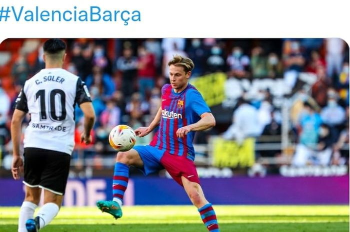 Aksi gelandang Barcelona, Frenkie de Jong, pada laga Liga Spanyol melawan Valencia di Stadion Mestalla, Minggu (20/2/2022).